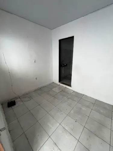 Aluga-se kitnet térrea em vila -R$ 700,00 dispõe de quarto, banheiro privativo
