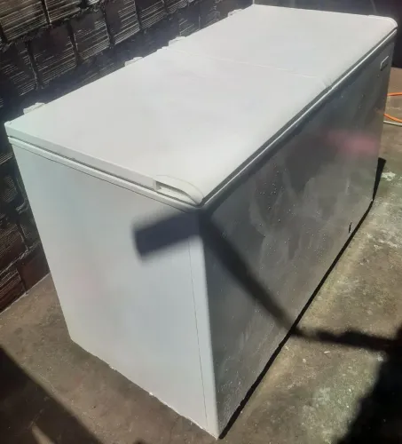 Freezer grande Esmaltec 480L gelando perfeitamente bem