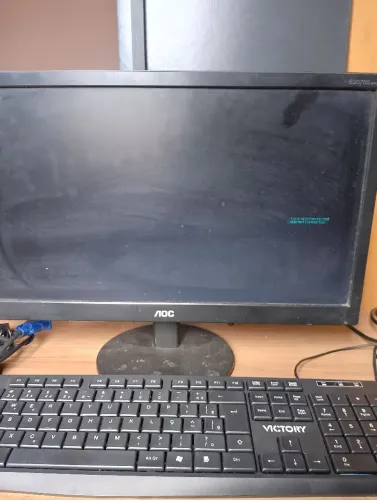 Monitor vga com base e adaptador HDMI