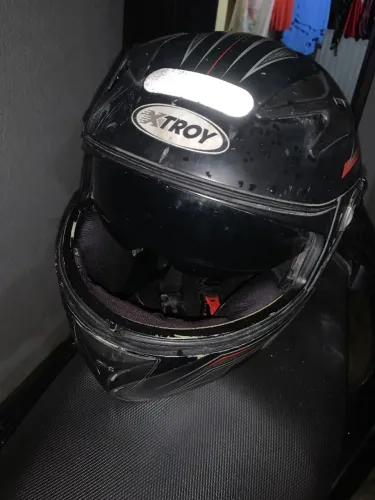 Capacete com óculos 