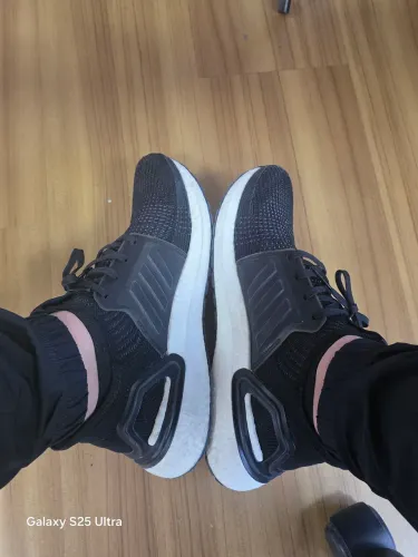 Troco ultraboost 19 41 preto em perfeito estado original