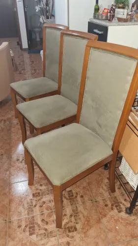 3 cadeiras de madeira, com estofado reformado. Usadas, em ótimo estado.