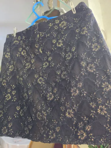 Minisaia preta de filó e bordado floral dourada 44