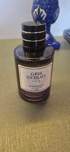 Desapegando Gris Extrait <br><br>GRIS EXTRAIT<br>(JA ESSENCE)<br><br>Pouco usado<br><br>R$100,00