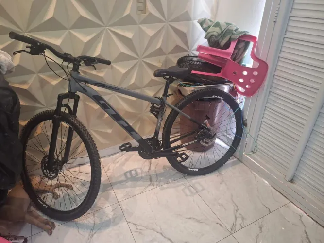 mountain bike aro 29 da marca GTI, modelo Roma, com quadro de alumínio na cor cinza