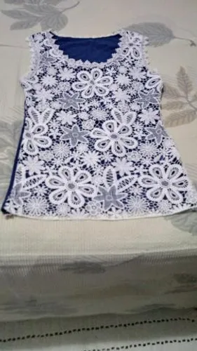 Blusa azul com detalhe rendado