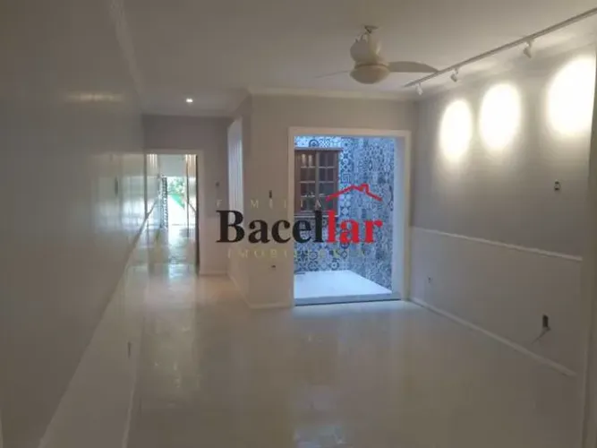 Casa de rua - Duplex / Residencial / Cidade Nova
