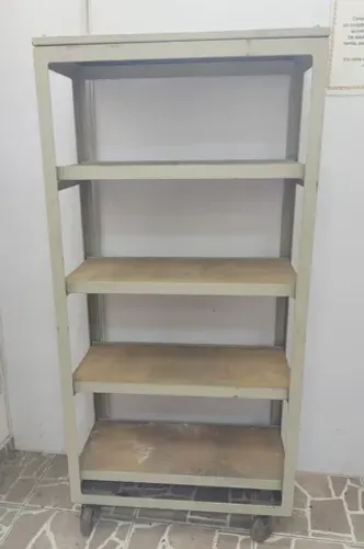 Prateleira móvel com rodinhas