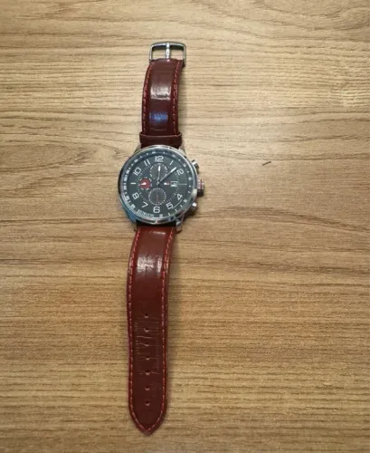 Relógio Masculino Tommy Hilfiger Preto e Vermelho