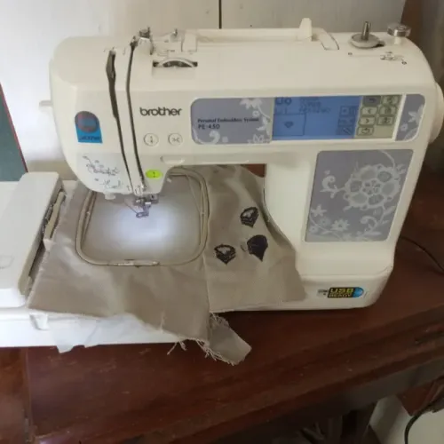 Bordadeira eletrônica Bhoder 450 entrada USB.