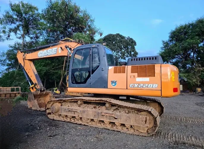 Escavadeira Case CX220B ano 2013, com tudo novo, em MG