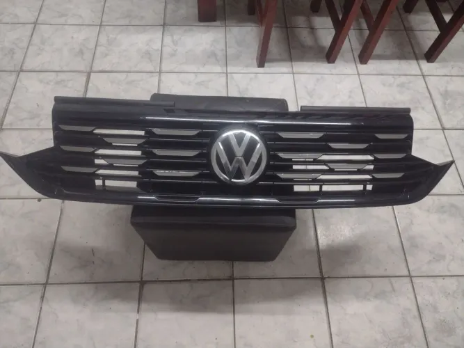 Grade frontal com emblema t Cross highline.preta com sistema acc