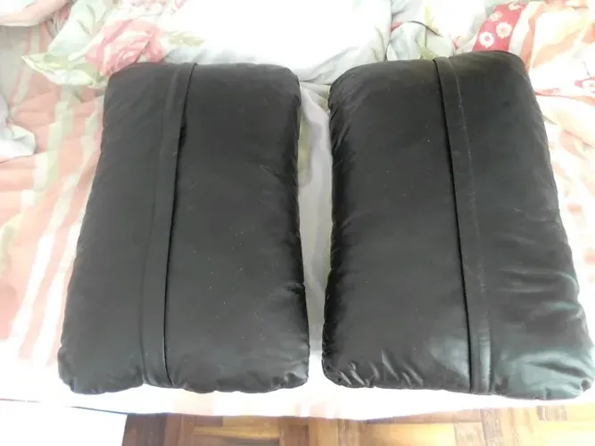 Travesseiro em corino preto