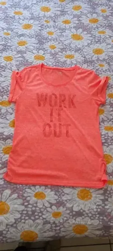 Blusa laranja seminova.