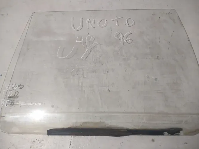 Vidro traseiro direito Fiat uno 99 4p