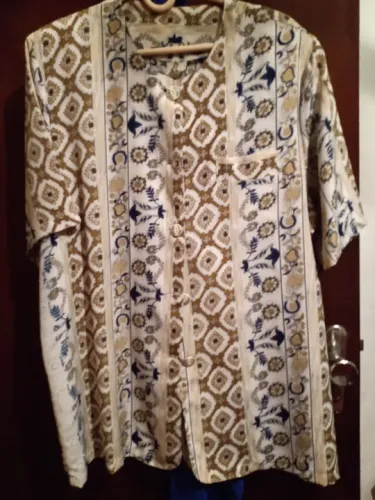Camisa com estampa marrom e azul tamanho M - tecido viscose, comprida em ótimo estado