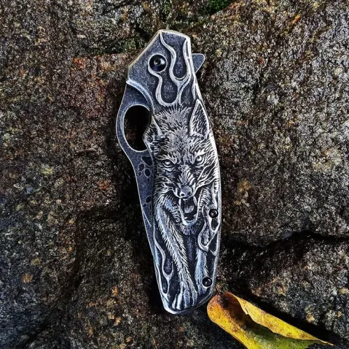 Canivete dobrável com design de lobo em relevo