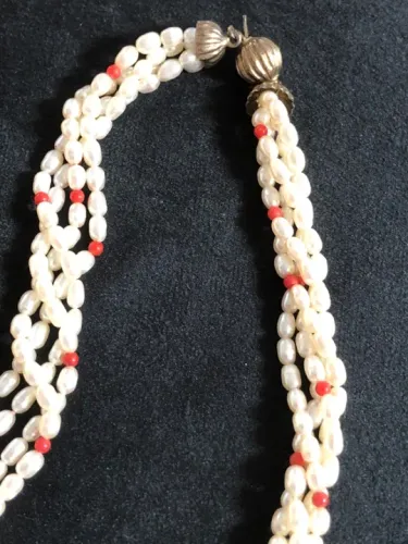 Lindo Colar de Pérolas com detalhes coral vermelho.