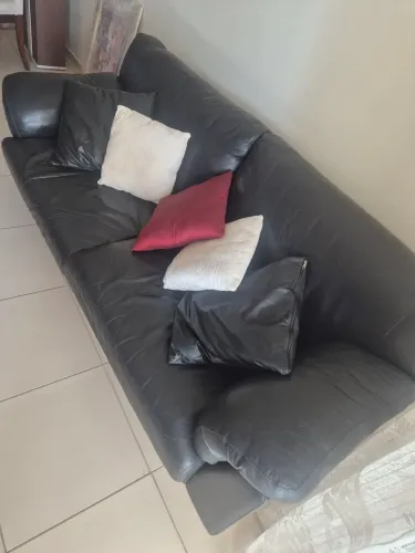 Vendo sofá de couro Preto
