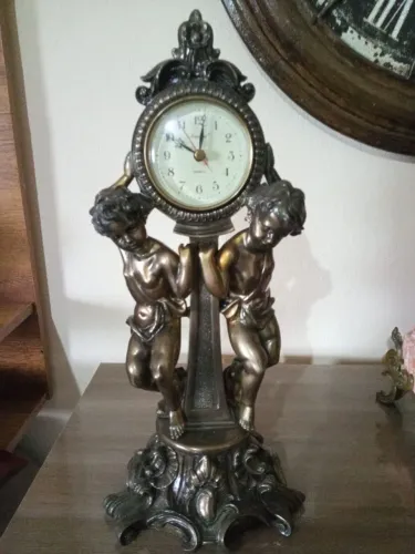 Relógio de mesa com anjos em Resina.