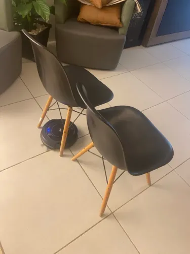Cadeiras cherles Eames Eiffel pretas e brancas com pés em madeira