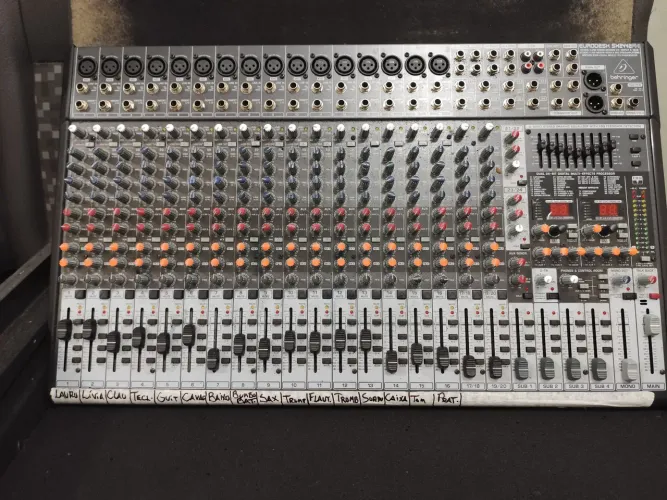 Mesa de Som Behringer EURODESK SX2442FX