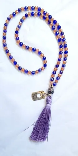 Colar de contas azul e âmbar com tassel