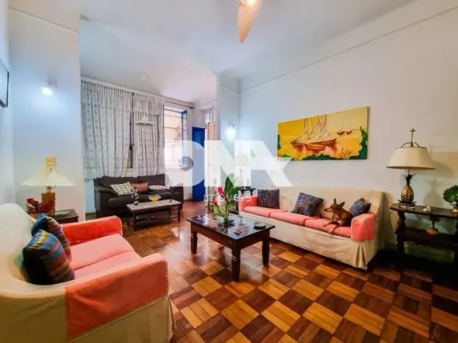 Casa de rua : Sobrado / Residencial / Urca