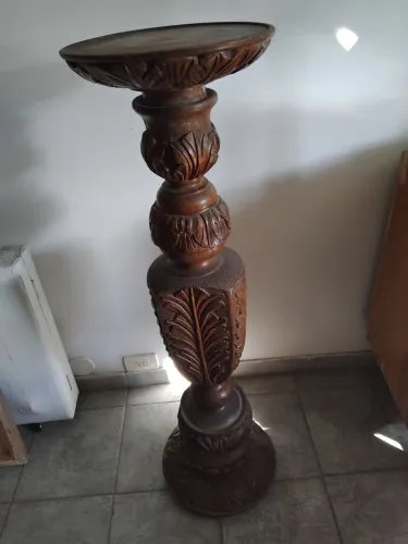 Coluna em cerejeira, trabalhada com entalhes em alto relevo