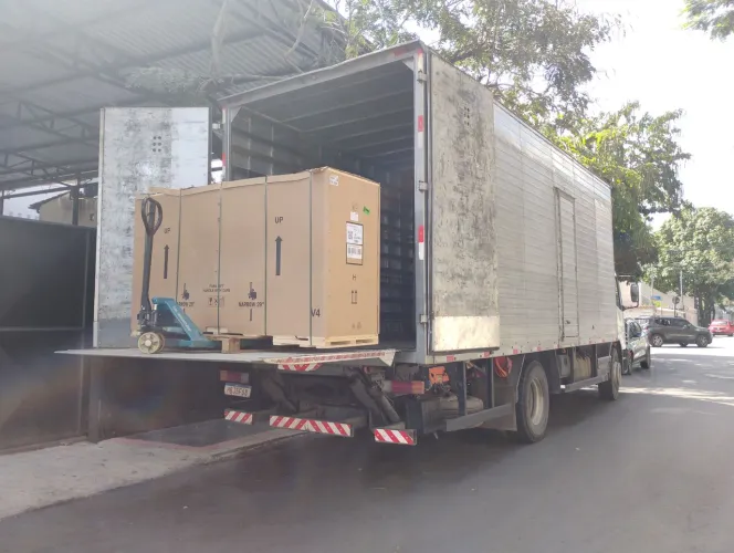 Frete frete com caminhão rampa rampa 