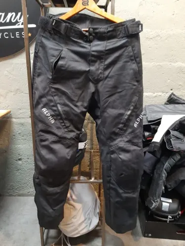 Calça de motocilista, marca: Alpha, modelo: ciclo Gear waist 32 air flow system, cor preta