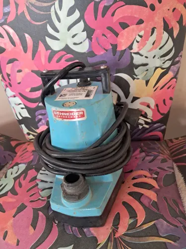 Trata-se de uma bomba submersível portátil Schneider BCS-S1.