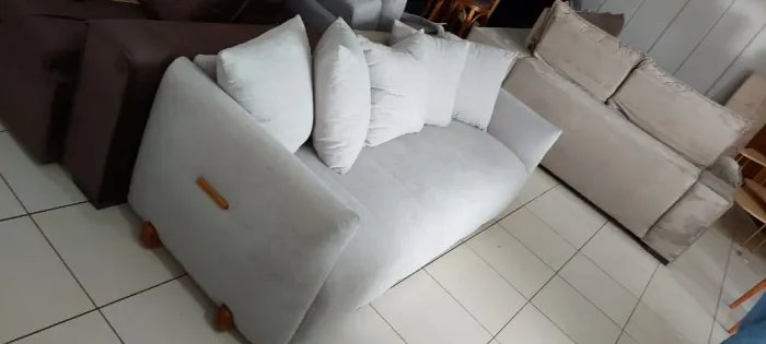 SOFÁ LIVING 2,10mt MOLAS ENSACADAS, REVESTIMENTO BUCLÉ