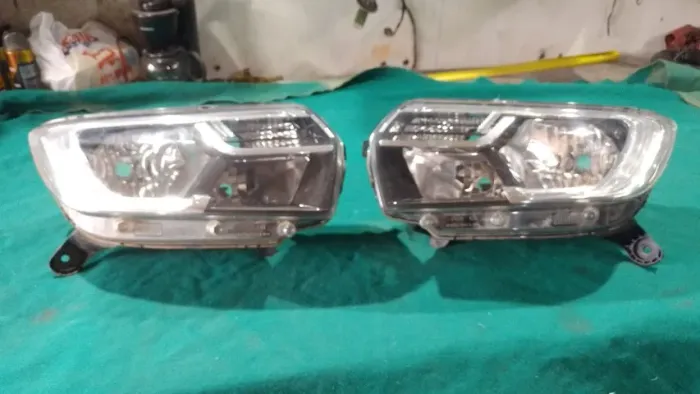 farol sandero / logan 2020/23 com led  usado original