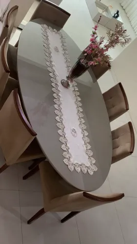 Mesa com 8 cadeiras. 