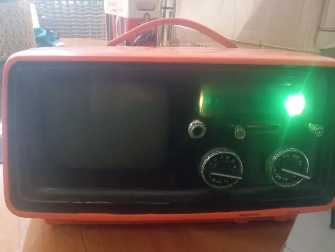 TV Vintage Portátil Laranja