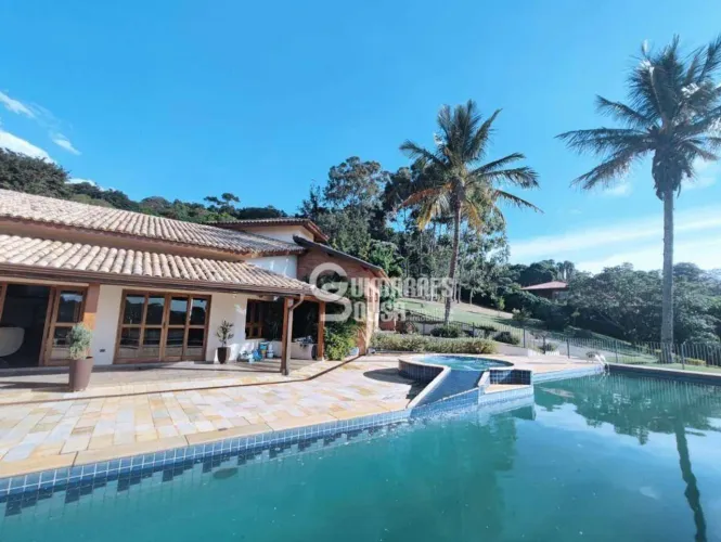 Casa de Alto Padrão no Vale da Santa Fé 4 Suítes, Piscina, Jacuzzi e Lazer Completo em Vi