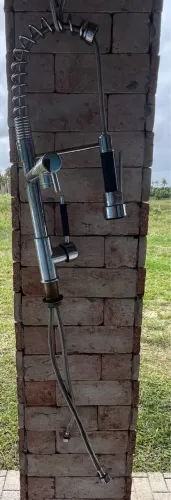 Torneira Gourmet com Ducha Flexível e Design Moderno