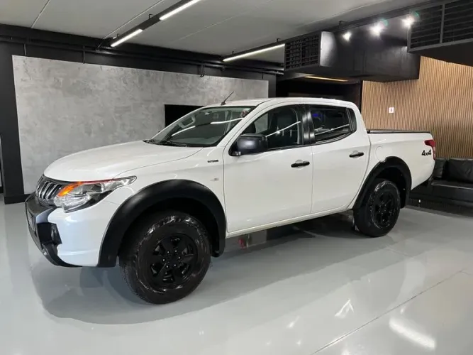 Mitsubishi L200 Tri. Outdo. GLS 2.4 CD 4X4 Die. AUT 2024