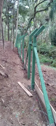 Cerca tela arame farpado arame liso ripa portao d madeira 