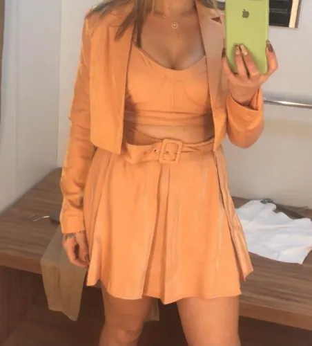 Conjunto de short saia , blusinha e casaco