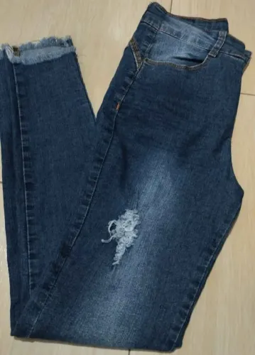 Calça Jeans Feminina com Detalhes Rasgados