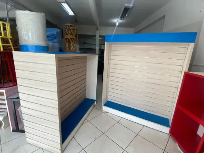 Móveis Comerciais | Expositor Canaletado com Rodízios - Modelo Ilha