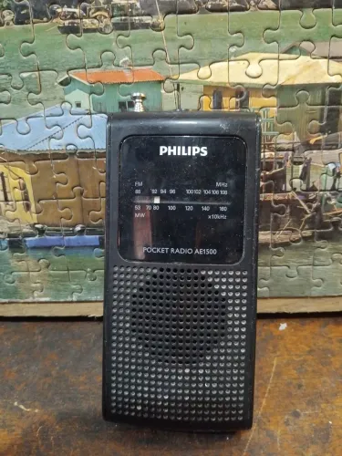 Radio philips AM e FM, de bolso a pilha funcionando ok.