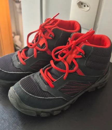Botas de trilha pretas com detalhes vermelhos