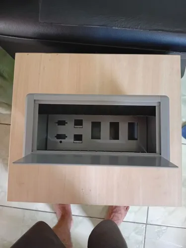 Caixa de tomada embutir de mesa. Marzo Vitorino