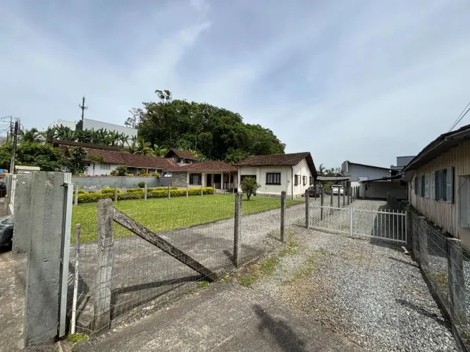 Terreno com 2988,71m² à venda no bairro Bom Retiro em Joinville-SC por R$2.988.000,00.