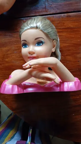 Boneca Charmosa busto para pentear, maquiar e unha