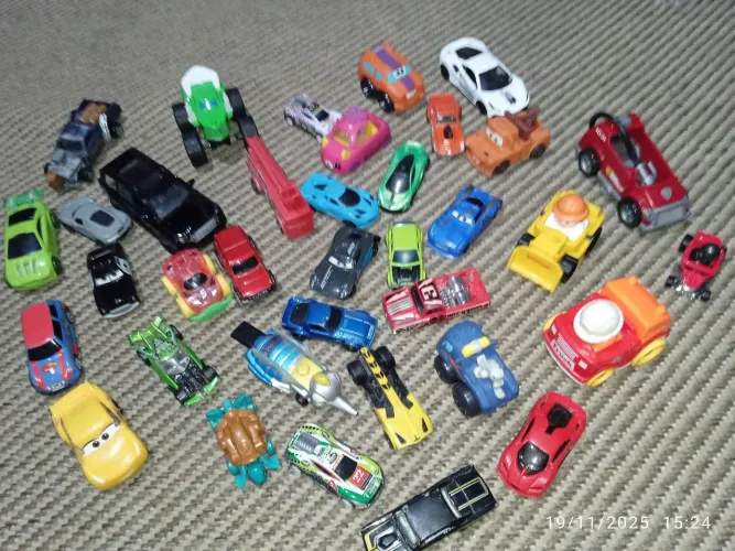 Carrinhos, coleção com 36 peças.