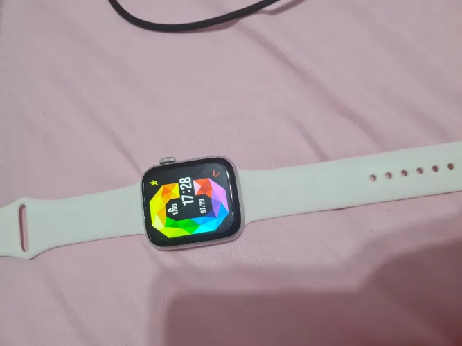 Smartwatch com tela colorida e design moderno